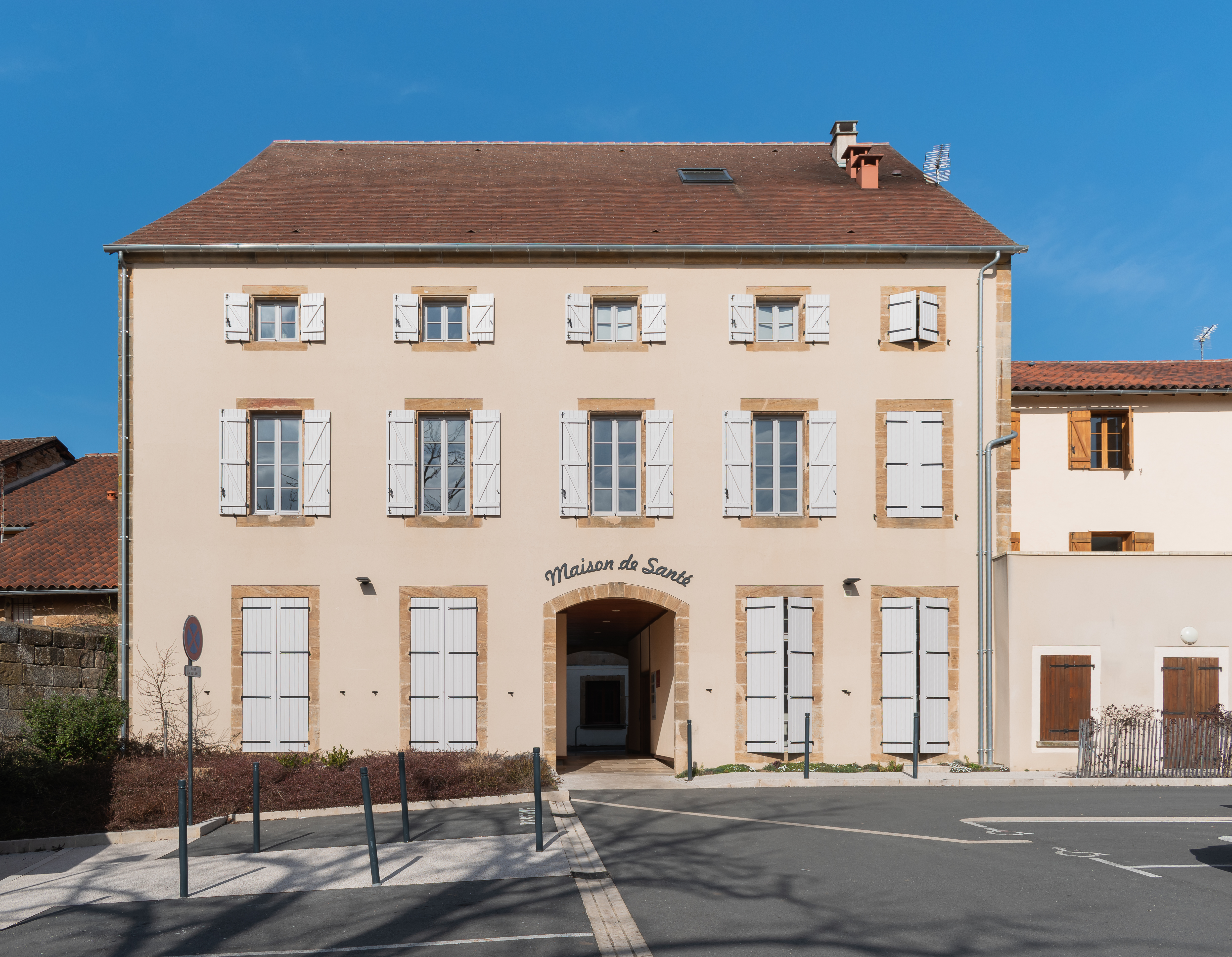 The signed Maison de Santé entrance in Lacapelle-Marival, Lot, photographed in 2022, with no patients visible.
